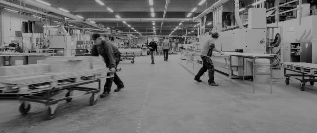 Arbete pågår i fabriken