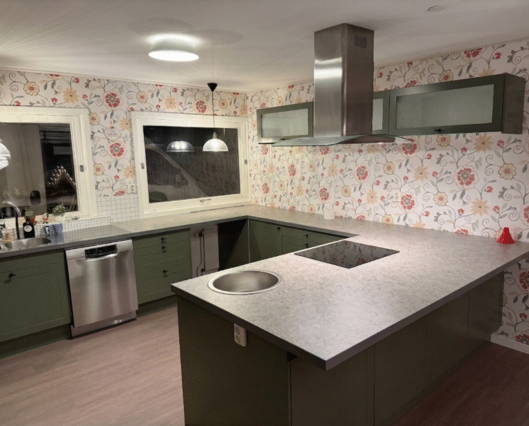 Grönt kök med kalkstensbänkskiva