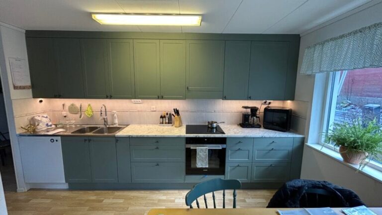 Skogsgrönt Klarälvskök luckbyte